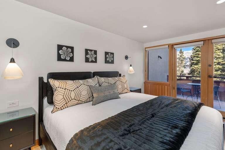 Cozy space with natural light, amazing views and a private deck overlooking the San Juans,