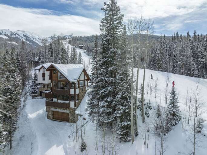 This home features true ski-in, ski-out access, even for the laziest of skiers!