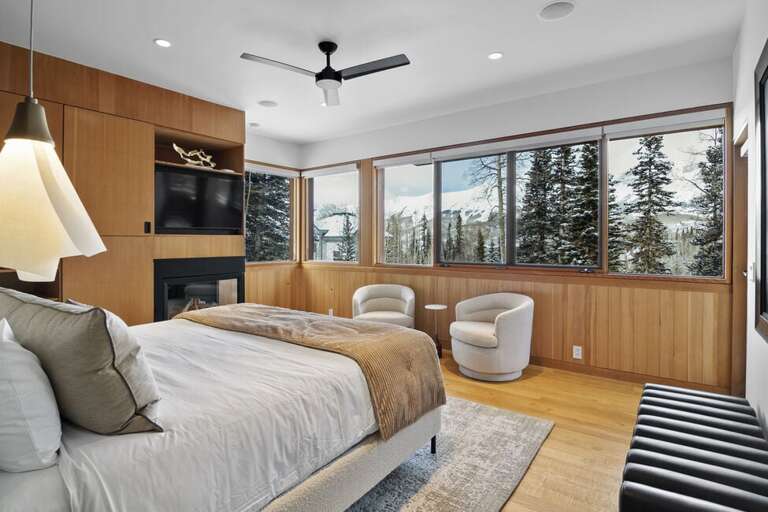 Primary bedroom with a king bed and en suite bathroom.