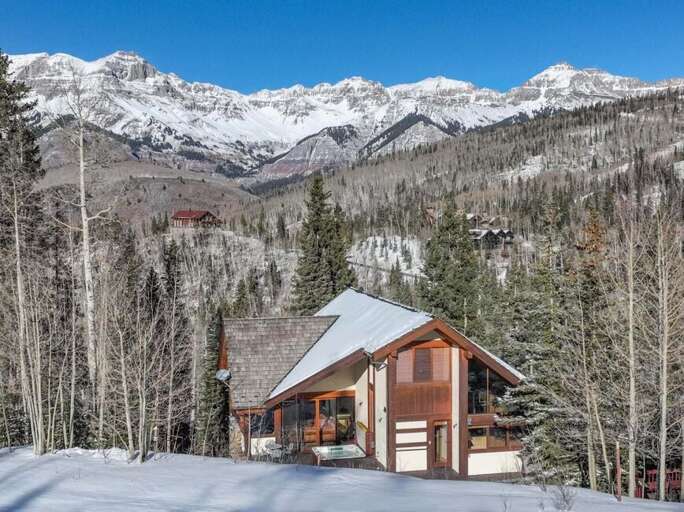 Slopeside Chalet sits high in the San Juan Mountains of south west Colorado. You can see the majestic San Sophia range to the north of the home.
