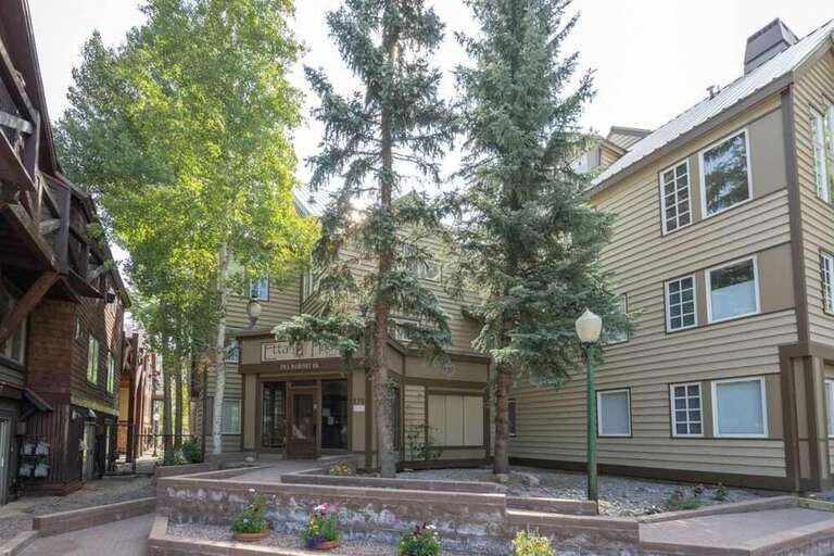 Etta 111 is located at the base of Lift 7 just blocks from the free town bus stop, Clarks grocery and the River Trail.