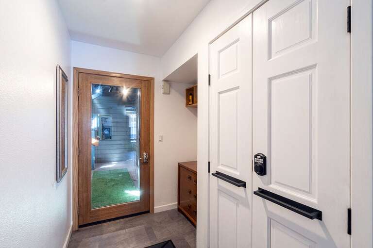 This unit is located on the ground floor and offers plenty of space for storing skies and ear. This unit is located on the ground floor and offers plenty of space for storing skies and ear.