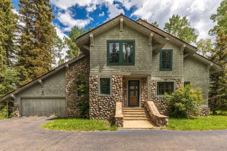 Classic mountain Chalet located on a quiet street in a beautiful neighborhood in the mountains with stunning views and space for the whole family.