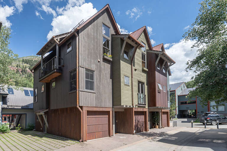 Great Neighborhood located just blocks from lift 7 and The Local Market. Great Neighborhood located just blocks from lift 7 and The Local Market.