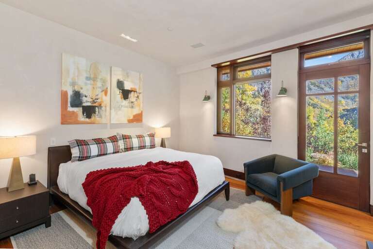 Complete with a king smart bed, offering comfort and elegance with more stunning mountain vistas.