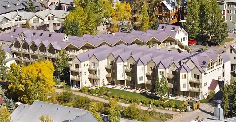 Centrally Located multi-level condo that offers a laundry room and Elevator. Centrally Located multi-level condo that offers a laundry room and Elevator.