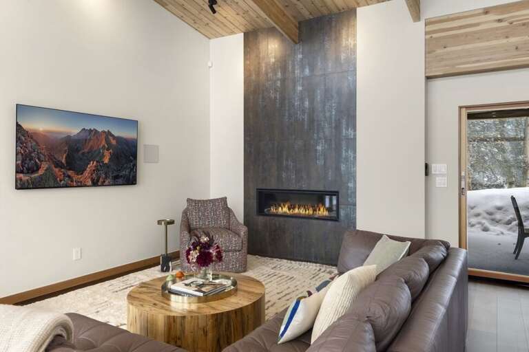 Gas Fireplace located in the living area of this stunning Luxury home. Gas Fireplace located in the living area of this stunning Luxury home.
