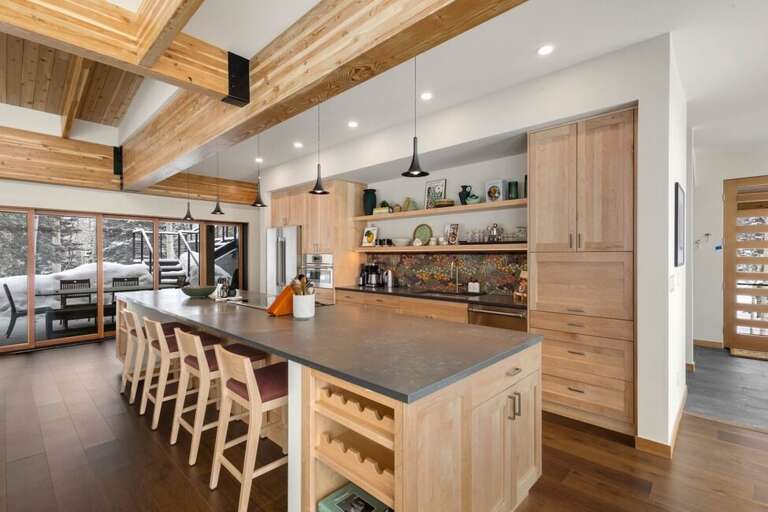 Huge Open Concept Kitchen with Island/seating for 4/stainless appliances. Huge Open Concept Kitchen with Island/seating for 4/stainless appliances.