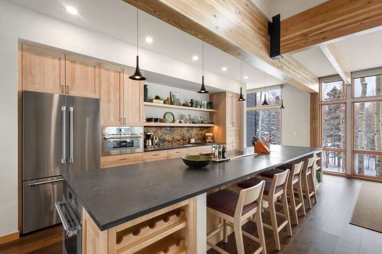 Island with seating for 4 with electric range located in the middle island. Island with seating for 4 with electric range located in the middle island.