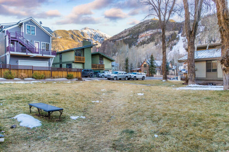 Shared Green Space with mountain views parking for guest for One car.