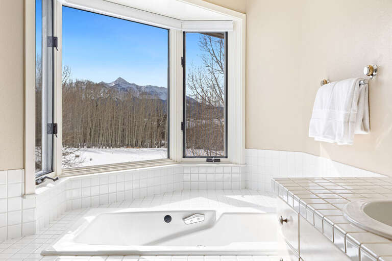 Ensuite features large soaking tub with perfect view of the Wilsons.