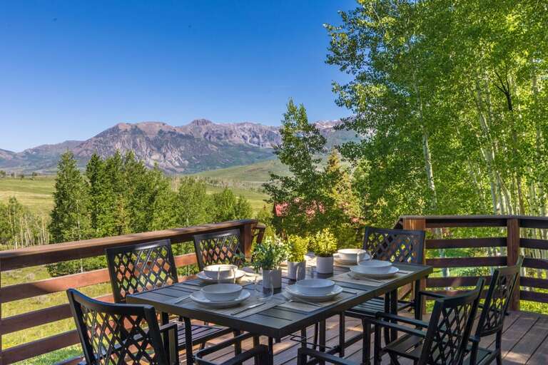 Outdoor Dining for 6 with stunning views of the surrounding area.