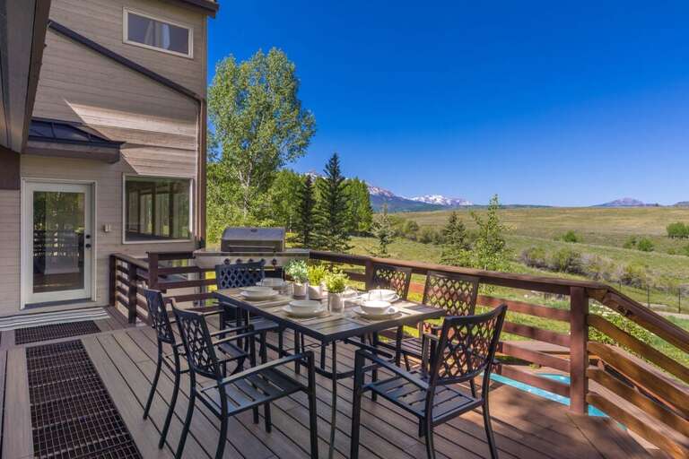 Outdoor Dining for 6 with stunning views of the surrounding area.