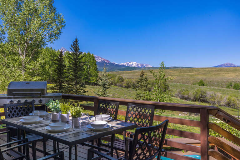 Outdoor Dining for 6 with stunning views of the surrounding area.