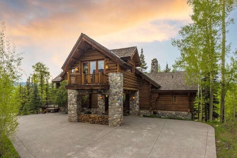 This multi-level home sleep 16 and is located in the Beautiful Mountain Village.