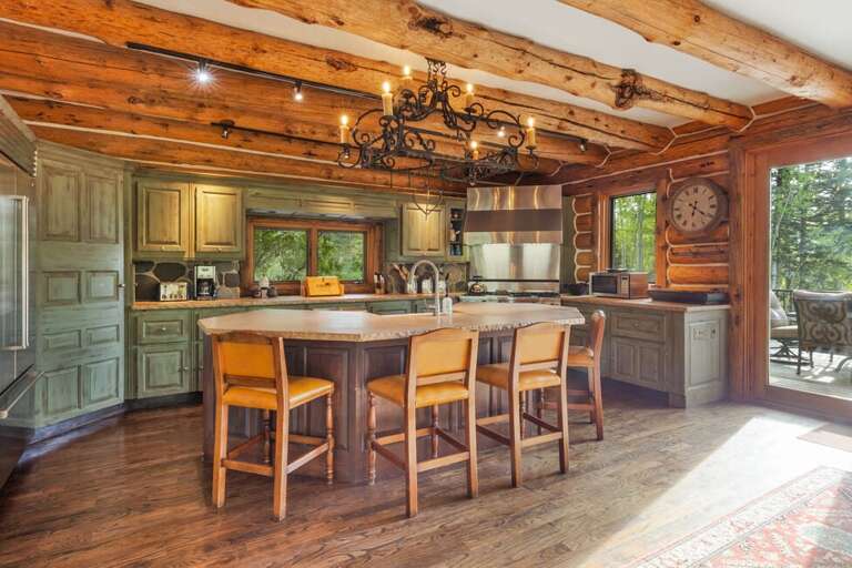 Spacious Kitchen with modern amenities, large kitchen island and bar seating for 4. Spacious Kitchen with modern amenities, large kitchen island and bar seating for 4.