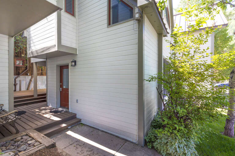 This multilevel condo features a private entrance, is situated in a residential area with on-street parking, offers access to shared green space, and is within walking distance to skiing.