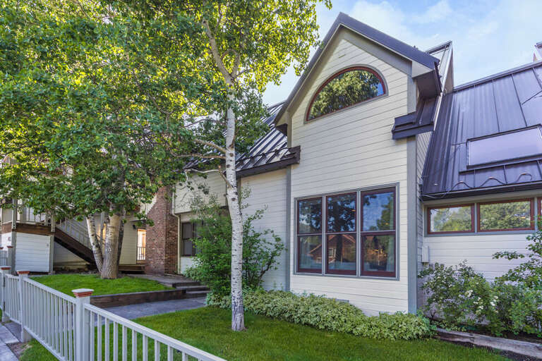 This multilevel condo features a private entrance, is situated in a residential area with on-street parking, offers access to shared green space, and is within walking distance to skiing.