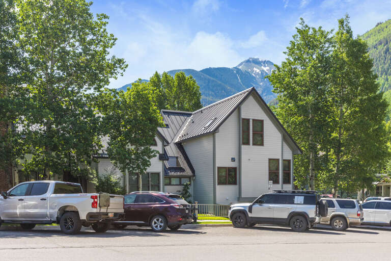 Surrounded by stunning views, this location is just blocks from the vibrant Telluride business district, skiing, the river trail, grocery stores, and medical centers.