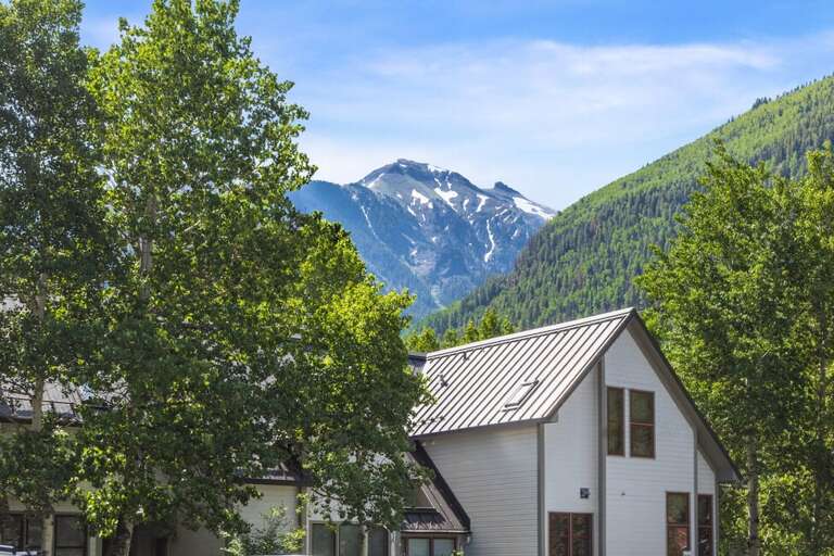 Surrounded by stunning views, this location is just blocks from the vibrant Telluride business district, skiing, the river trail, grocery stores, and medical centers.