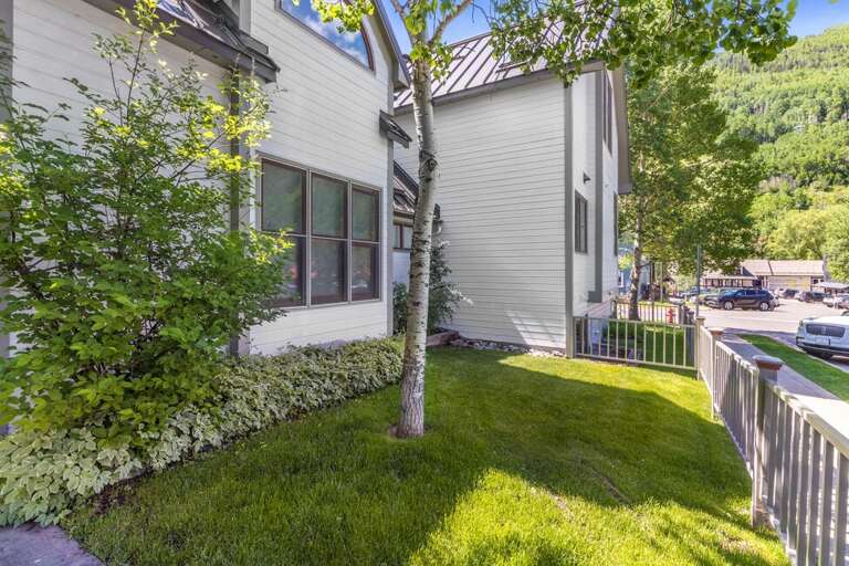 Unit is surrounded by a shared Green space which offers the perfect place to enjoy the mountain views.