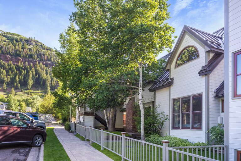 Unit is surrounded by a shared Green space which offers the perfect place to enjoy the mountain views.