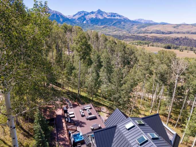 15 minutes from Downtown Telluride and 10 minutes from the Telluride Ski & Golf Resort.