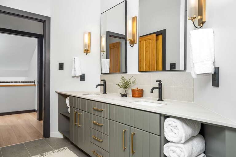 Ensuite primary bathroom with double vanity and shower/tub.