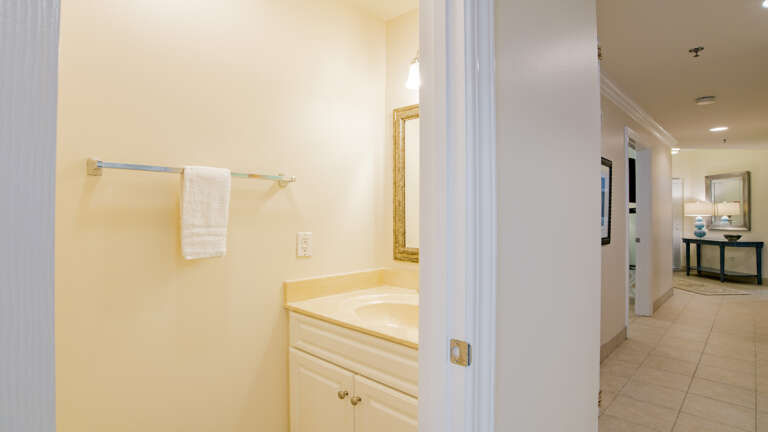 Phoenix IX 1503 Hall bath off hallway