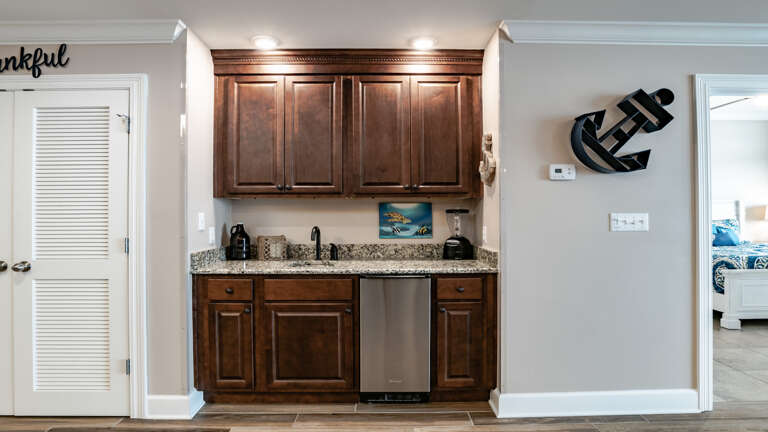 Phoenix Gulf Shores 1202 Wet bar with Ice maker