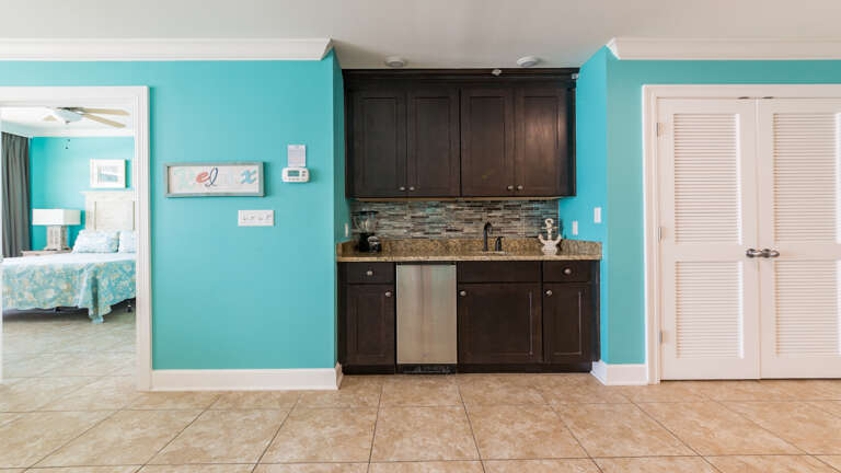 Phoenix Gulf Shores 403 Wet bar with Ice Maker