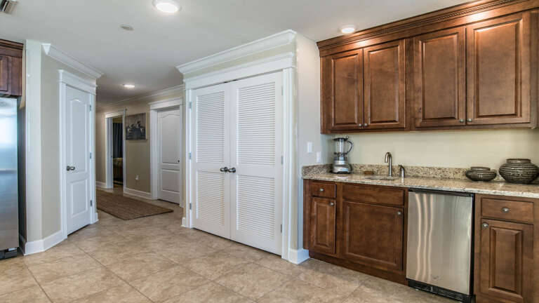 Phoenix Gulf Shores 601 Wet bar with Ice maker
