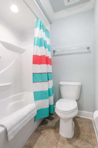 Phoenix Orange Beach 501 Jack n Jill bath between the 3rd and 4th bedrooms