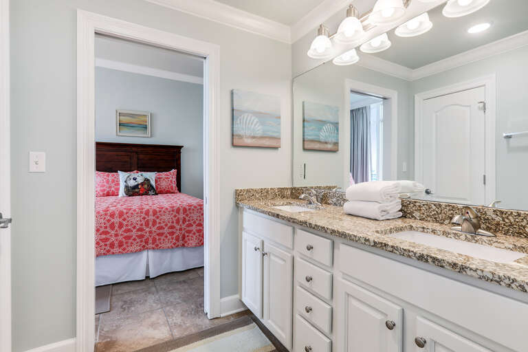 Phoenix Orange Beach 501 Jack n Jill bath between the 3rd and 4th bedrooms