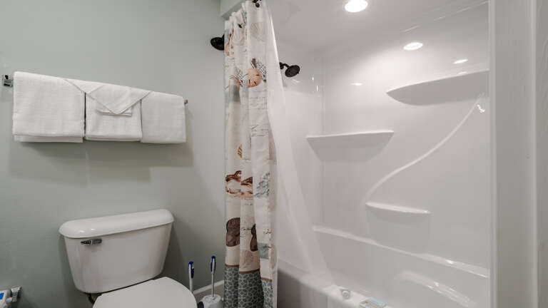 Phoenix Orange Beach 704 Guest bath off the 3rd bedroom