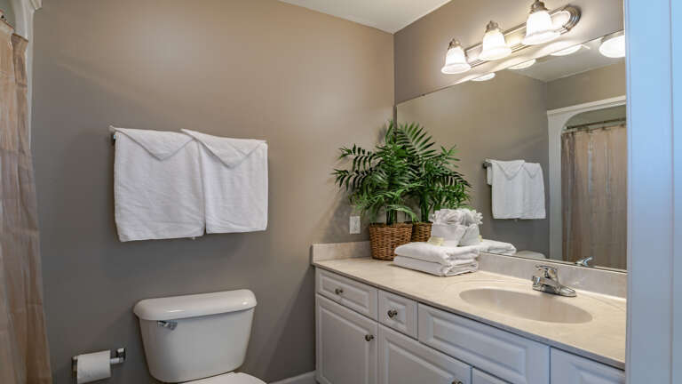 Phoenix West 1509 Bath off the 3rd bedroom Phoenix West 1509 Bath off the 3rd bedroom