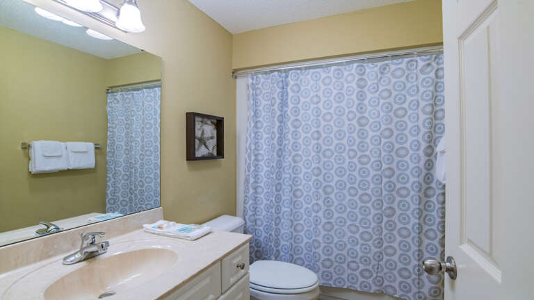 Phoenix West 2504 Guest bath off the 3rd bedroom