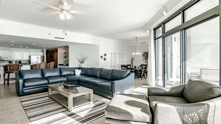 Phoenix West 706 Living room