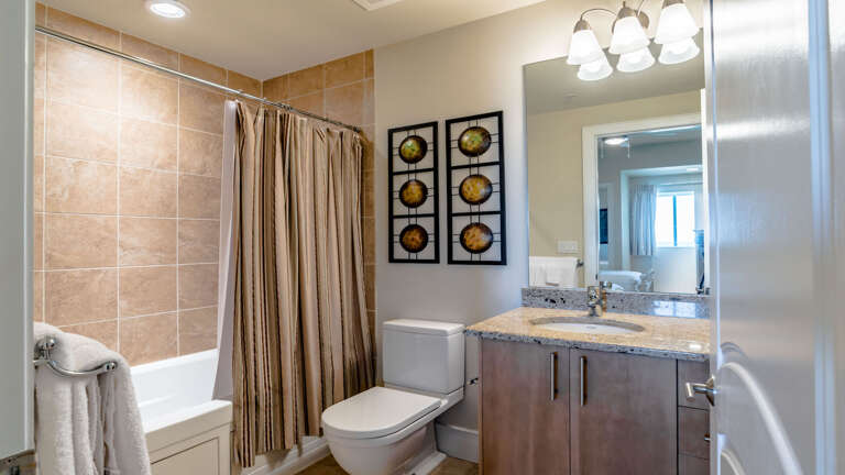 Turquoise Place 1505D Guest bath off 3rd bedroom