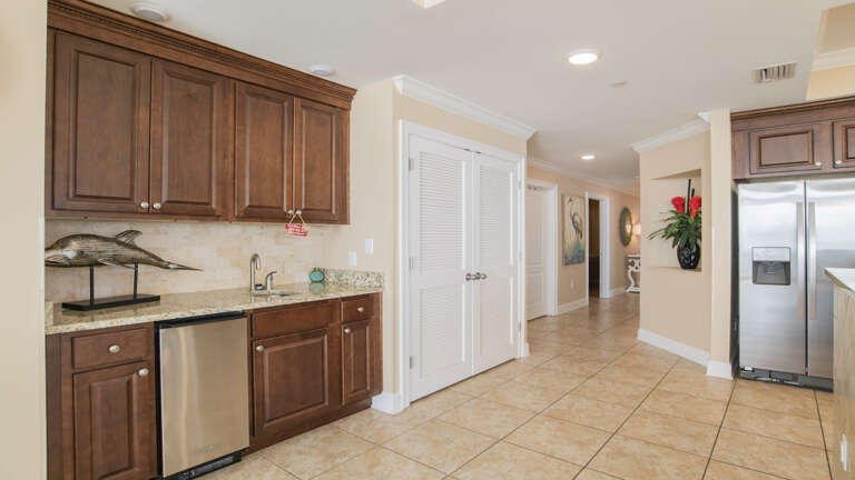 Phoenix Gulf Shores 1204 Wet bar with Ice maker