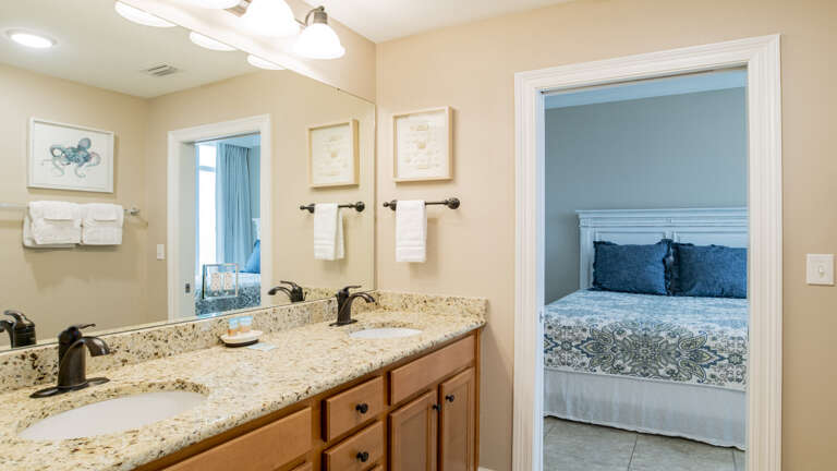 Phoenix Orange Beach 1401 Jack n Jill bath between the 3rd and 4th bedrooms