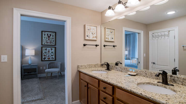 Phoenix Orange Beach 1401 Jack n Jill bath between the 3rd and 4th bedrooms
