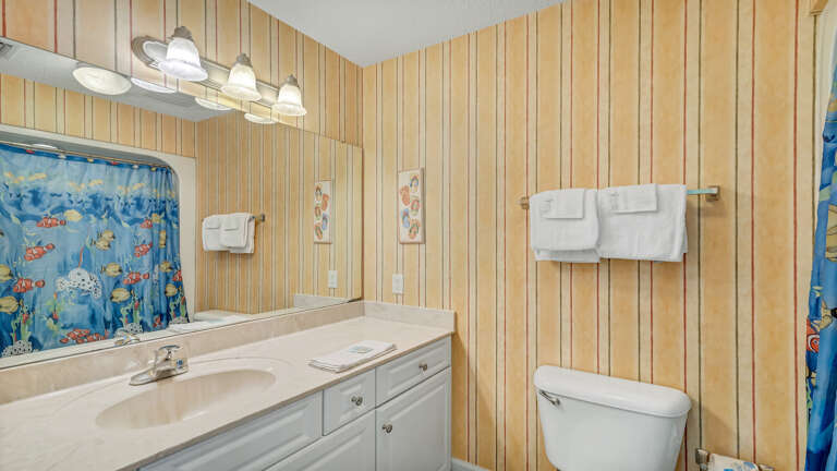 Phoenix West 1401 Guest bath off the 3rd bedroom