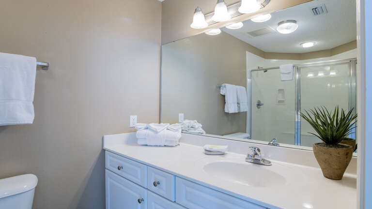 Phoenix West 2201 Guest bath off the 2nd bedroom