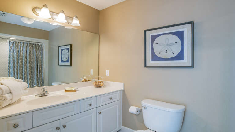 Phoenix West 2201 Bath off the 4th bedroom