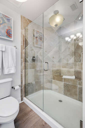 Phoenix West 809 Guest bath off the 2nd bedroom