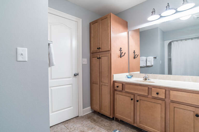 Phoenix West II 1404 Guest bath off 2nd bedroom