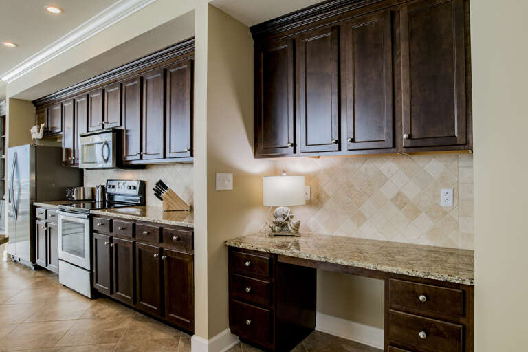 Phoenix West II 3210 Kitchen and desk