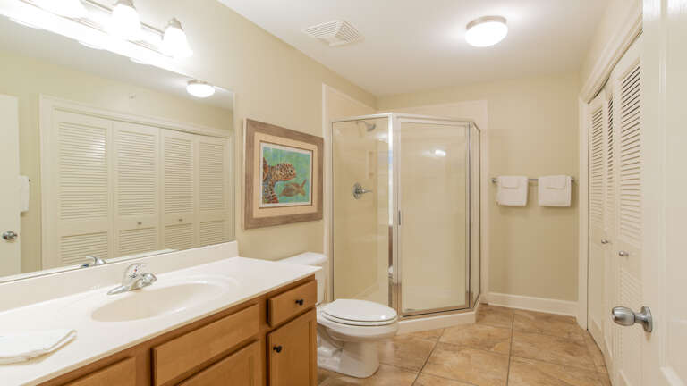 Phoenix West II 2906 Full bath off the Hallway