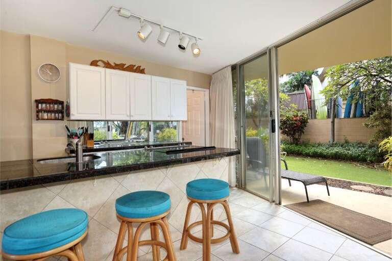 18 KAMAOLE NALU, 102